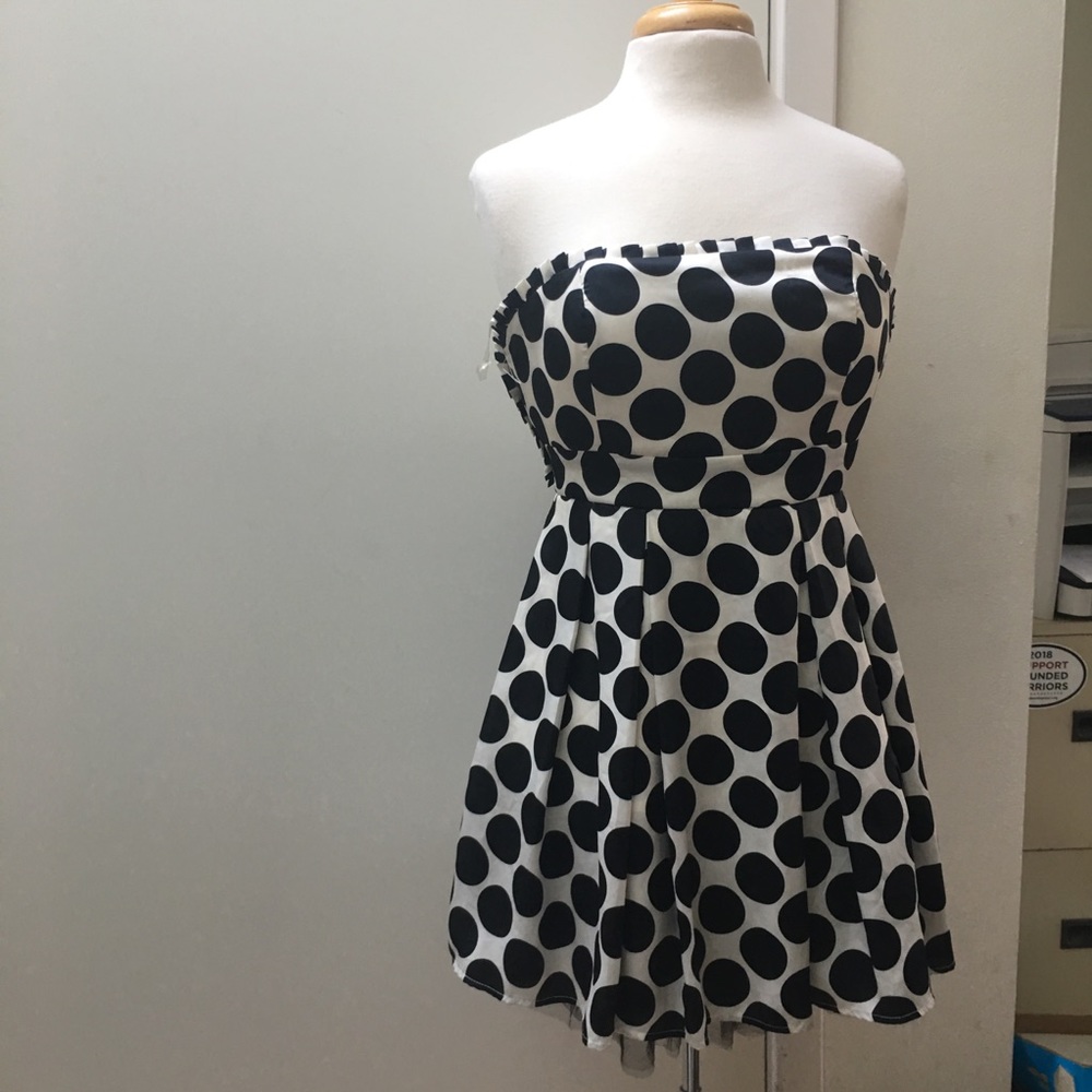 Dresses - Picture 3 of 5
